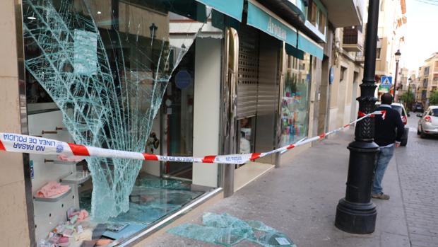 Vuelven los robos a comercios en el centro de Lucena con la técnica del alunizaje