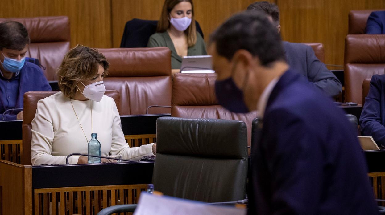 Susana Díaz y el presidente de la Junta, Juanma Moreno, en una imagen en el Parlamento