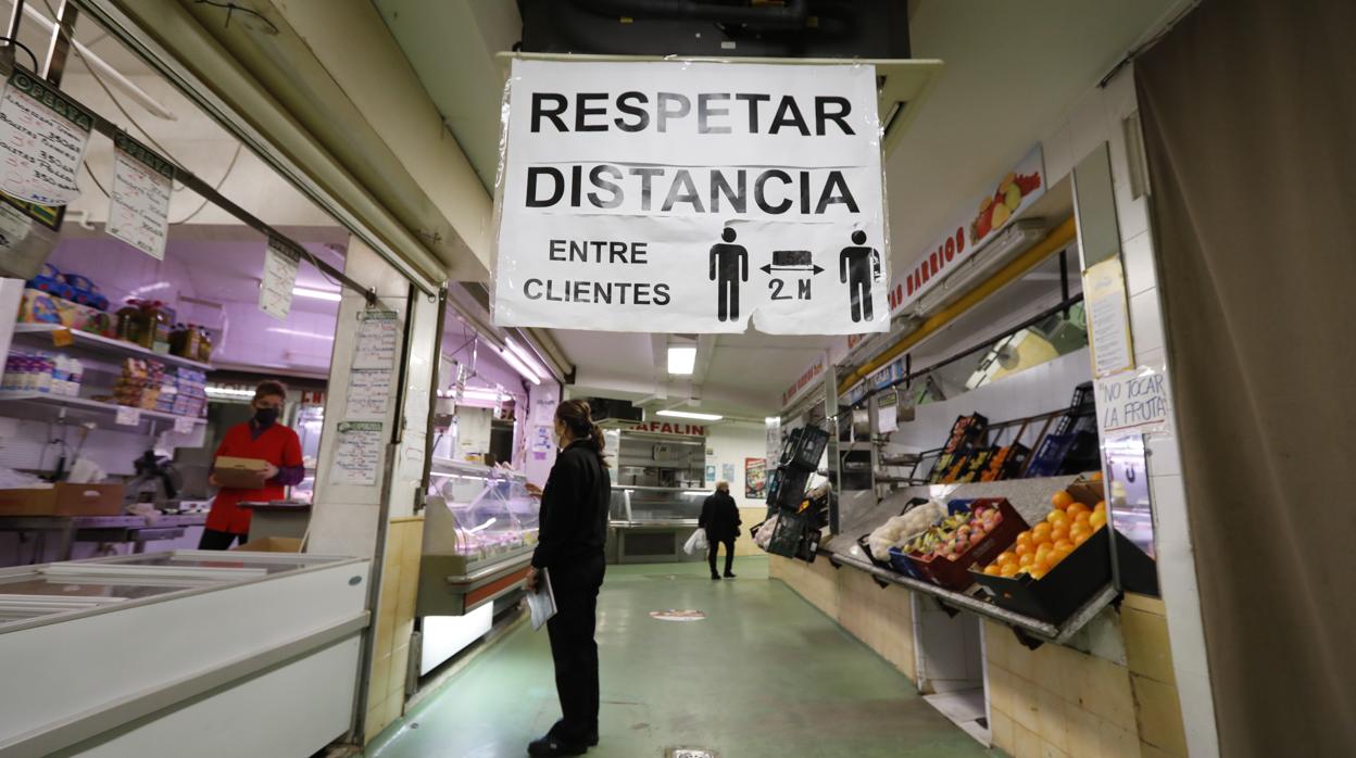 Una de las escasas clientes del mercado de La Mosca, este martes