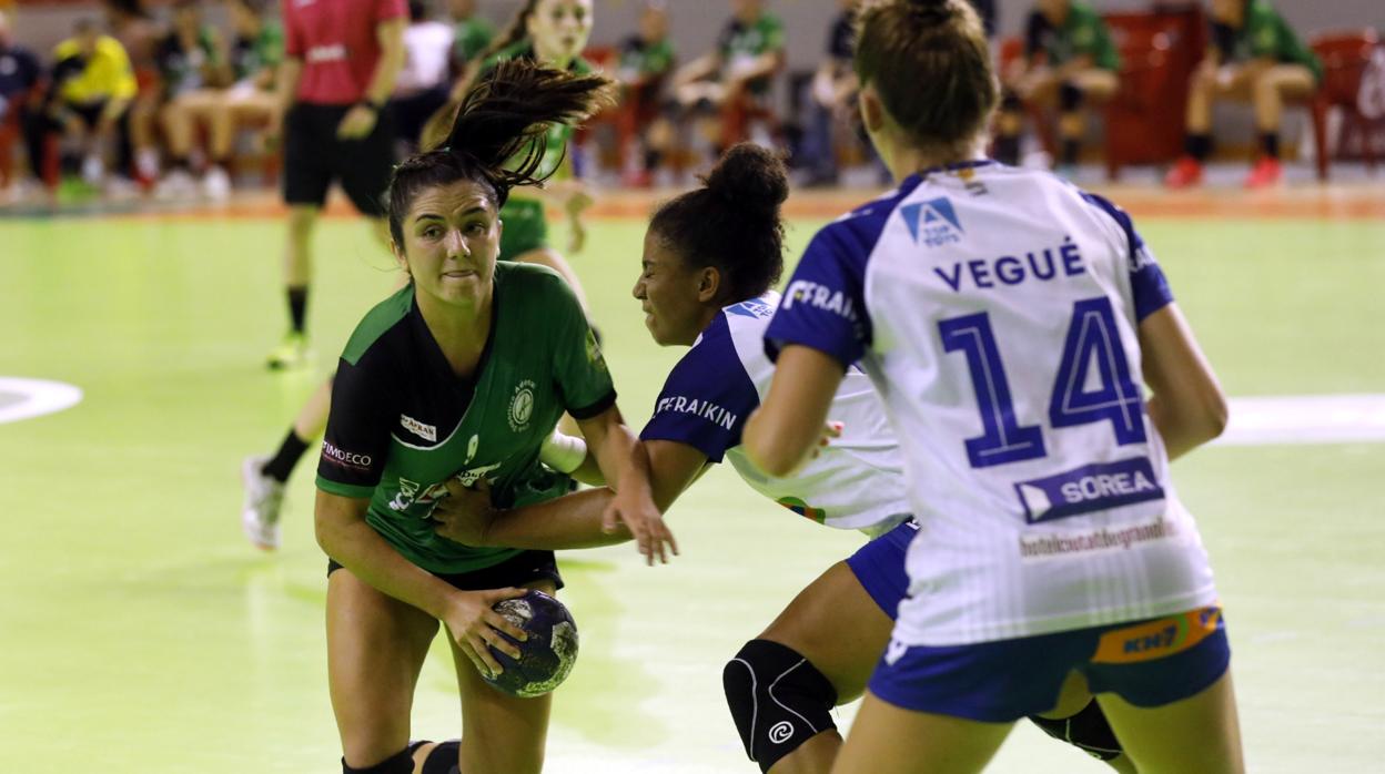 Malena Guerisoli prepara un ataque en el primer partido de liga ante el Granollers