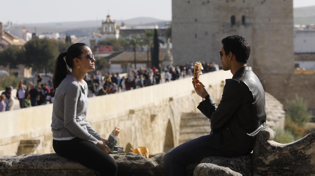 Una pareja en el Triunfo de San Rafael a finales de octubre en Córdoba