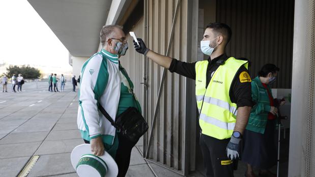 La Junta de Andalucía reduce el aforo del Córdoba CF - Linense a 400 espectadores y del Patrimonio - UMA a 200