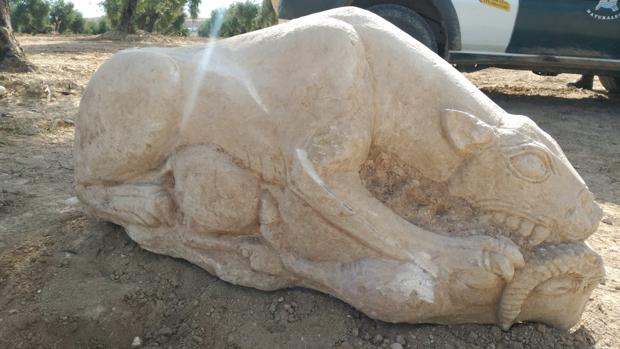 Una leona ibera, la escultura que ha sorprendido a un agricultor bajo un olivar de La Rambla