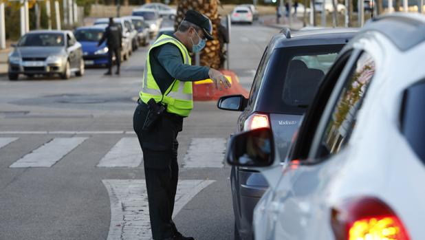 El Gobierno ultima a contrarreloj un dispositivo policial para controlar los cierres perimetrales de Andalucía