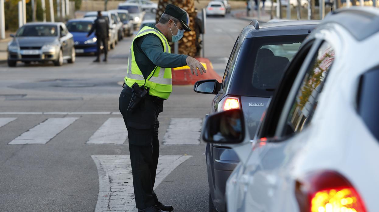 La Guardia Civil y la Policía local de Pulianas realizan juntos controles de tráfico en Granada