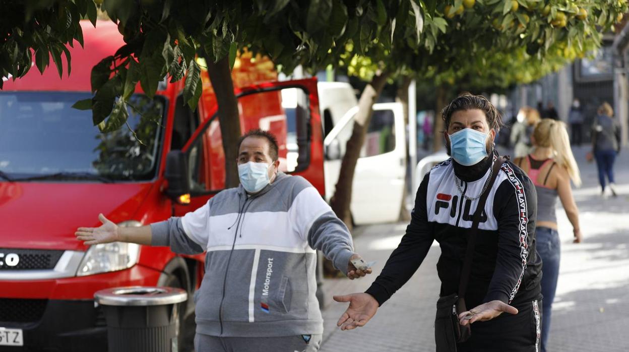 Comerciantes en la caravana organizada esta semana para protestar por el cierre de los mercadillos