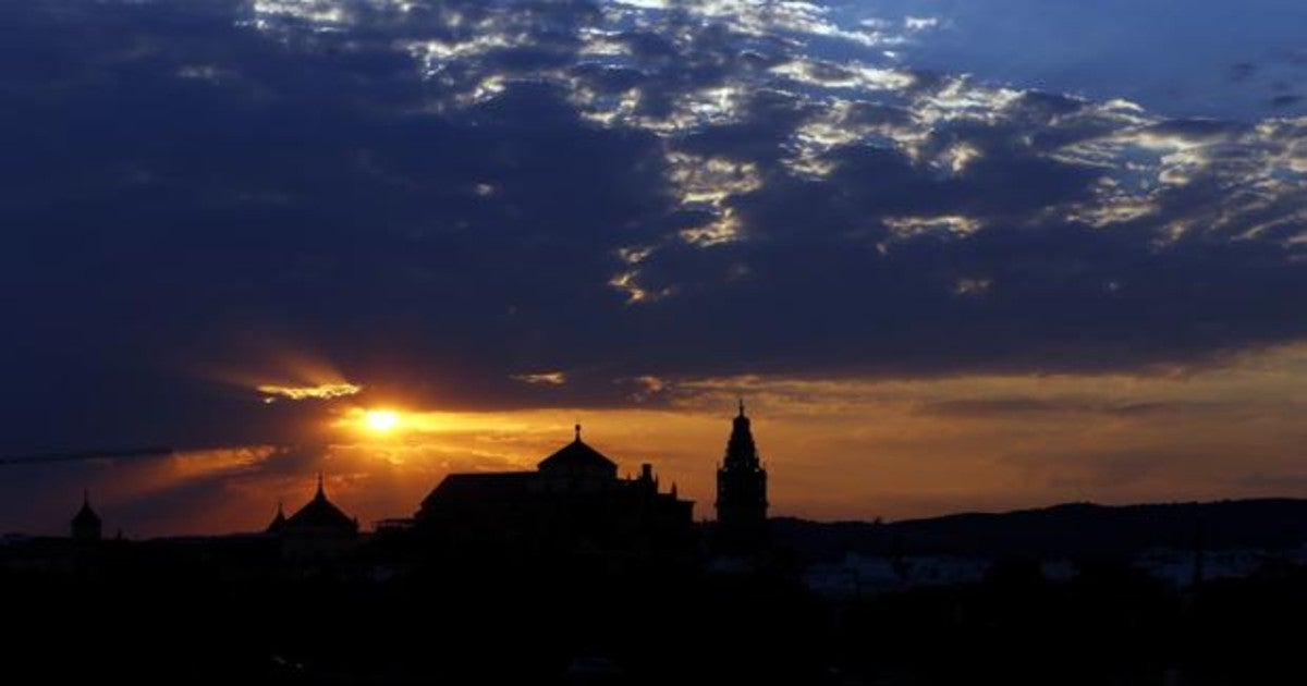 Atardecer en Córdoba con la silueta de la Mezquita-Catedral en el horizonte