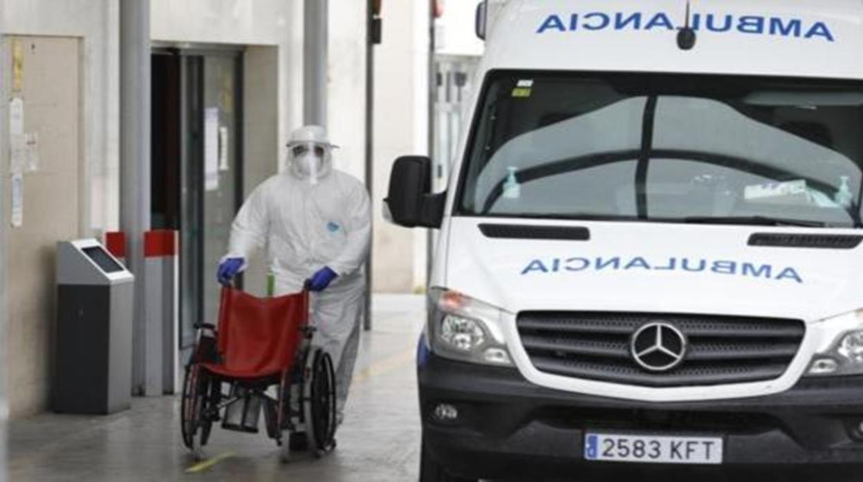 Un sanitario en la puerta de un hospital cordobés