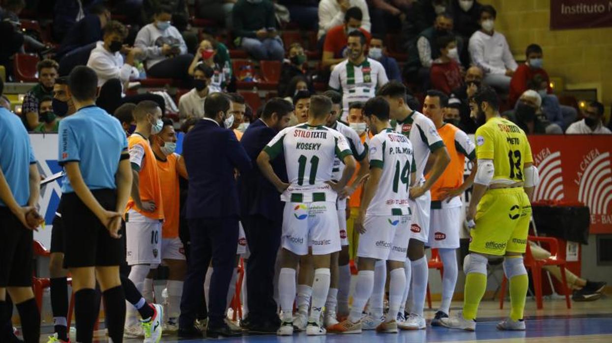 Josan González da instrucciones a los suyos en el partido ante Palma