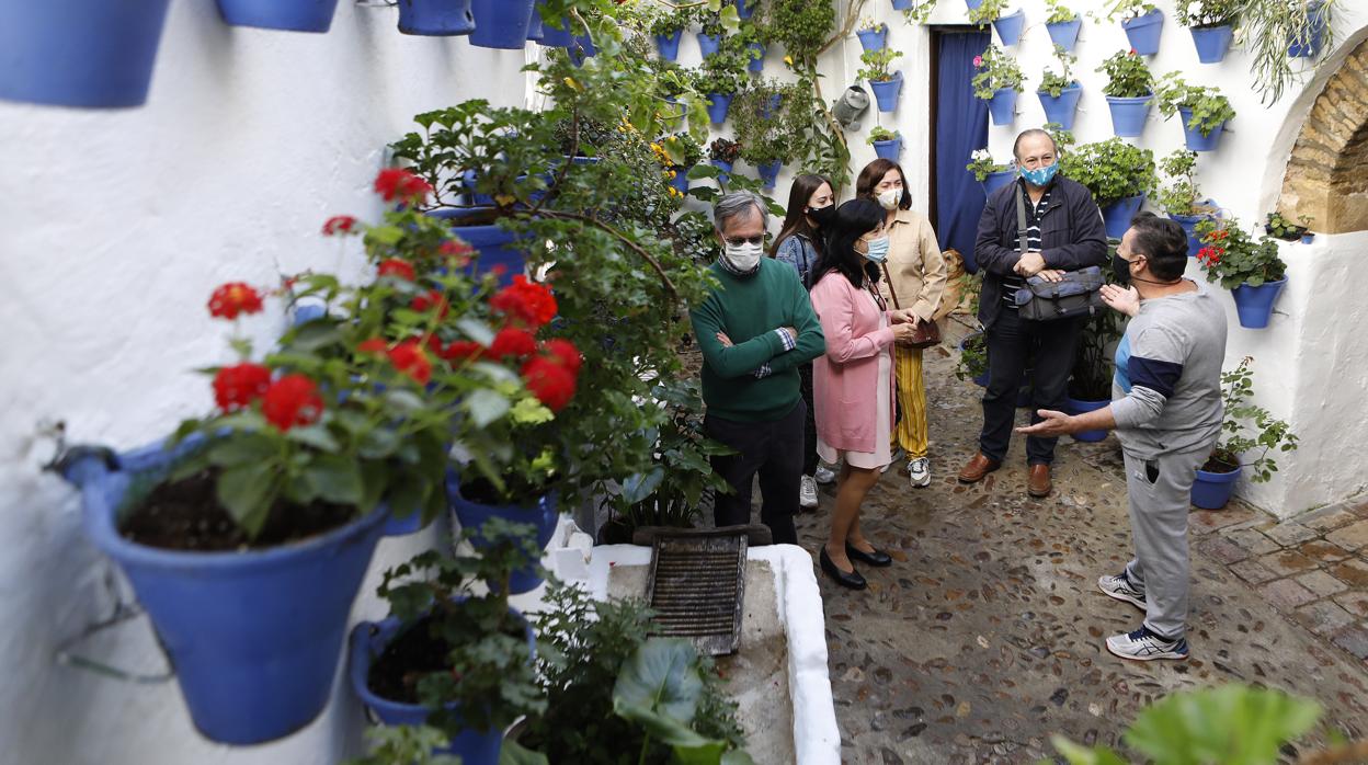 Varias personas visitando un patio en la zona del Alcázar viejo en la última edición del Festival