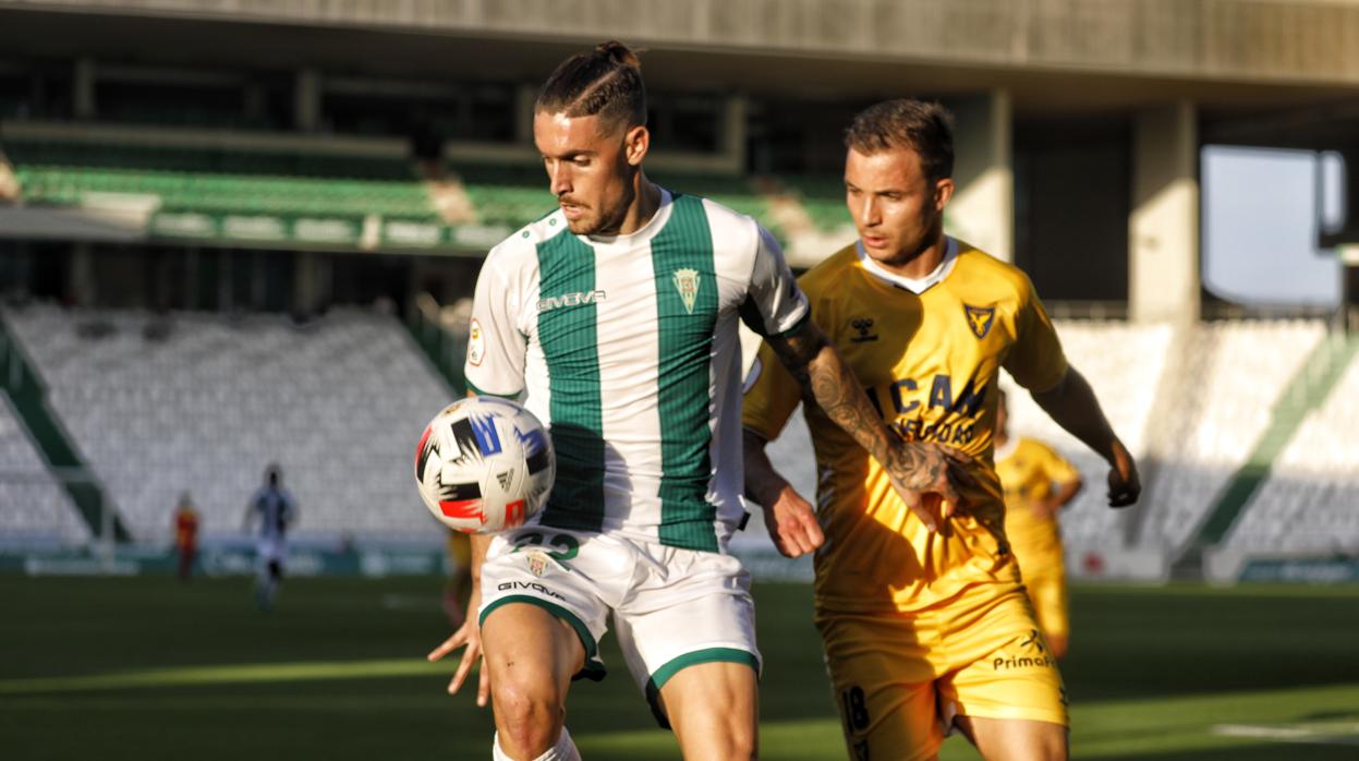 Samu Delgado controla el balón ante Chacartegui en una acción del Córdoba CF ante el UCAM este domingo