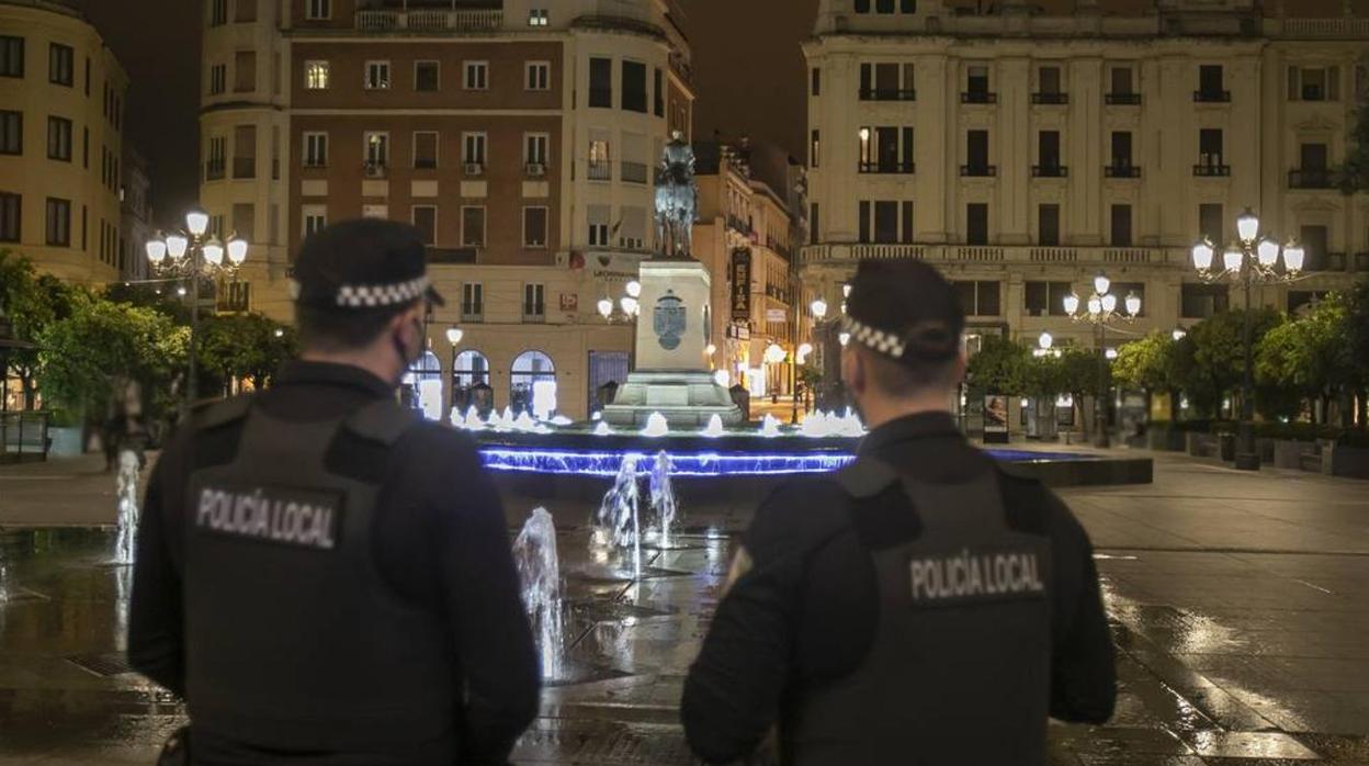 Dos agentes de la Policía Local vigilando el toque de queda