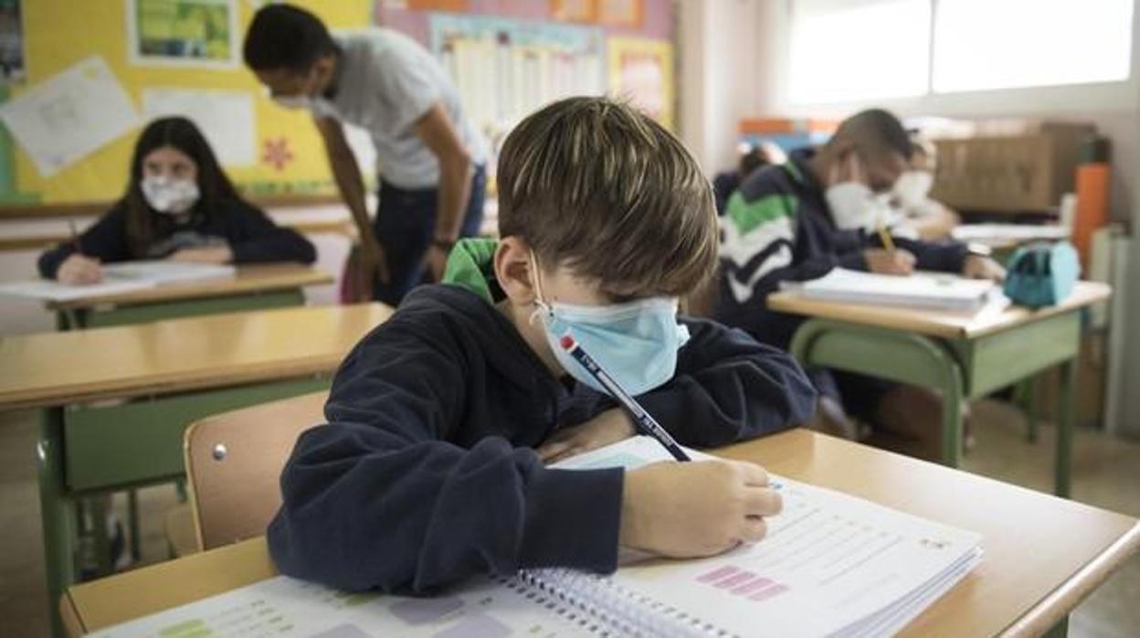 Niños en clase con mascarilla