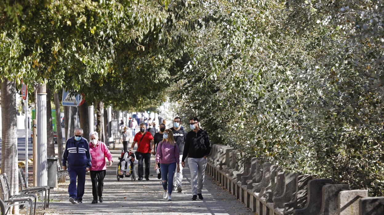 Cordobeses paseando por la Ribera un día soleado de otoño