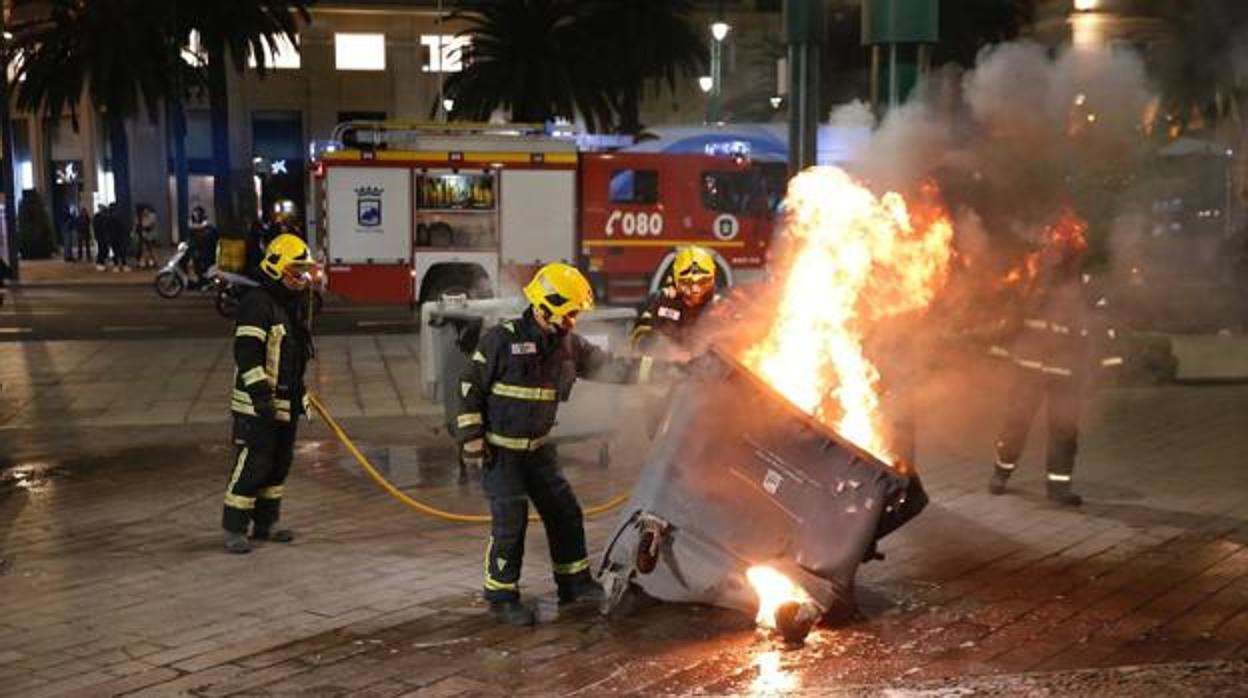 Los Bomberos sofocan el incendio de uno de los contenedores