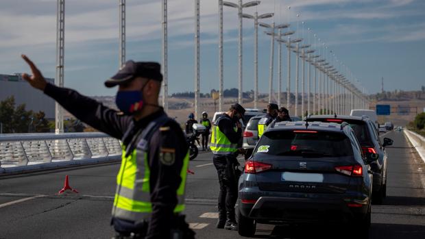 ¿Cuántas personas pueden viajar en transporte privado según el nivel de alerta de Andalucía?