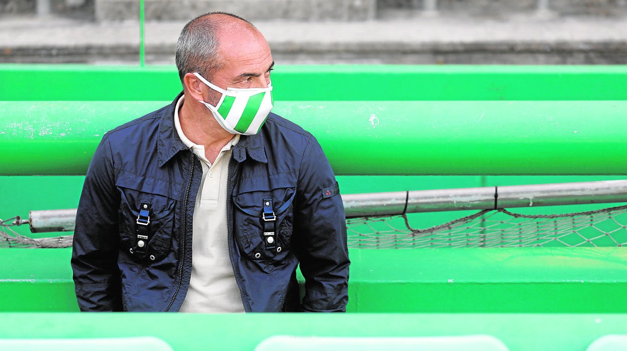 El entrenador del Córdoba CF, Juan Sabas, en las escaleras del túnel de vestuarios