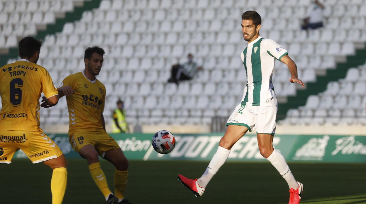 Bernardo Cruz golpea el esférico ante la presión de Tropi en el Córdoba CF-UCAM del domingo