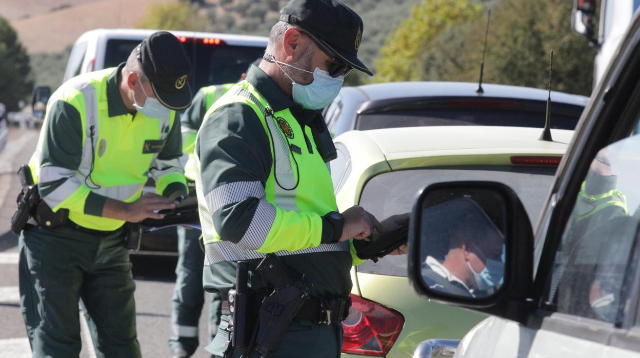 Dos agentes de la Guardia Civil durante uno de los controles en Granada