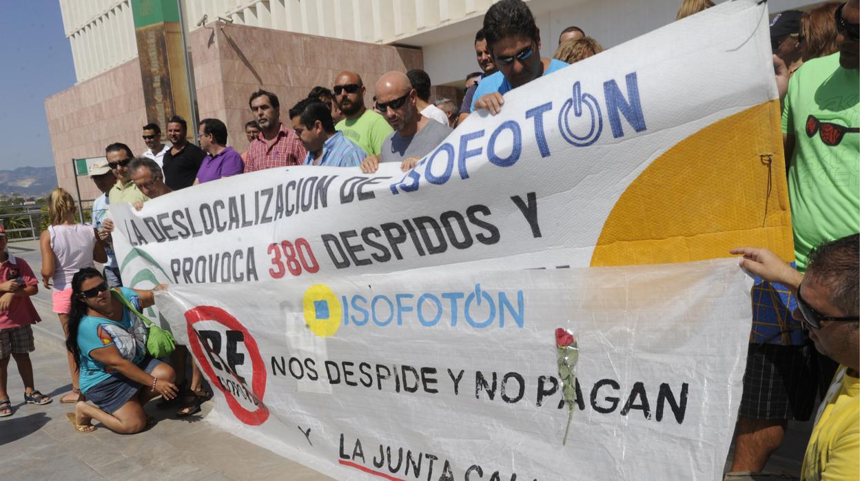 Protesta de extrabajadores de Isofotón en la Ciudad de la Justicia de Málaga