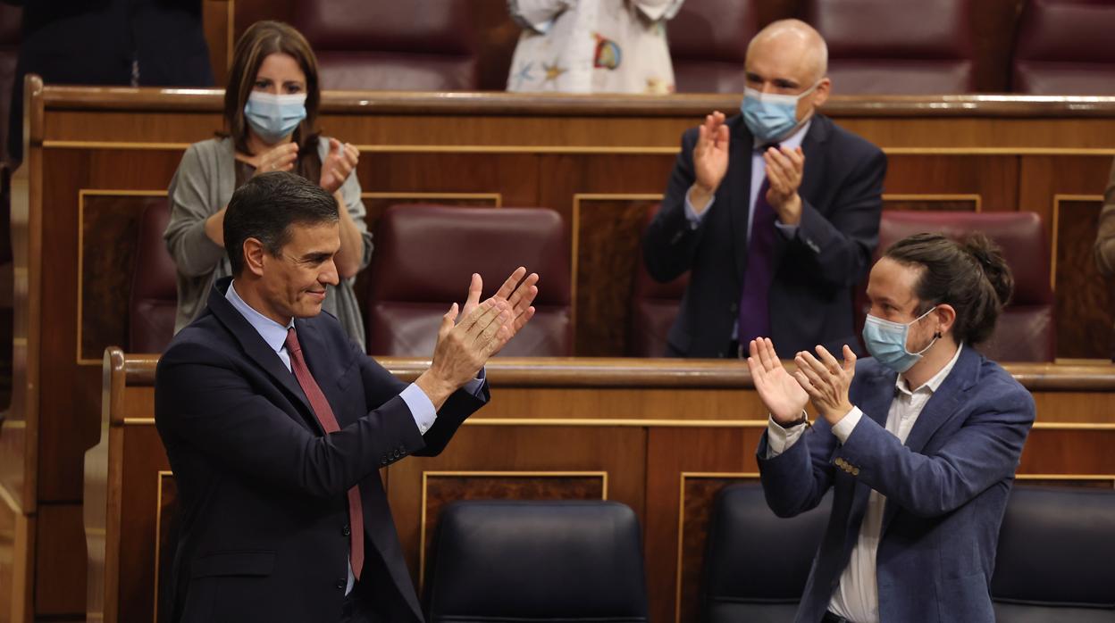 Pedro Sánchez y Pablo Iglesias aplauden en el Congreso