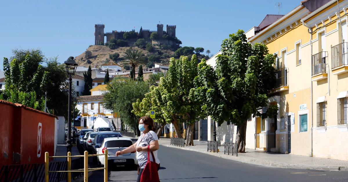 Una vecina camina sola por las calles de Almodóvar del Río