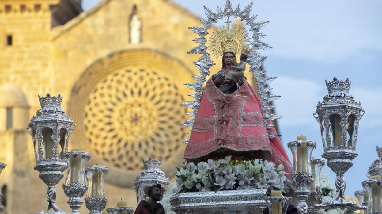 La Virgen de Villaviciosa en una de sus salidas procesionales