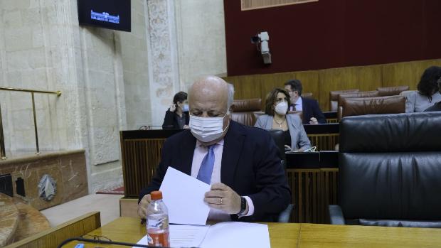 El consejero de Salud al Parlamento: «Nadie sabe por qué este virus se comporta de forma tan anárquica»