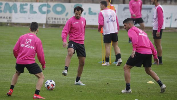 De las Cuevas, como uno más en el entrenamiento del Córdoba CF