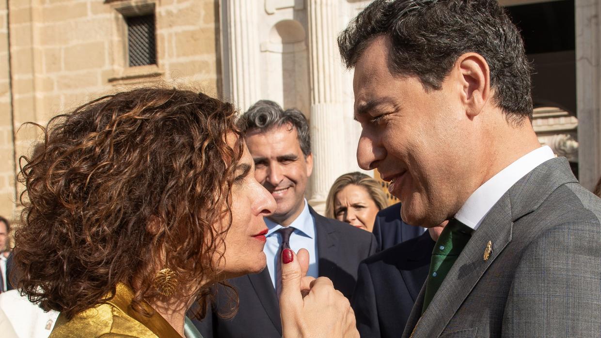 María Jesús Montero junto a Juanma Moreno en el Parlamento de Andalucía durante la celebración del último 28 de febrero