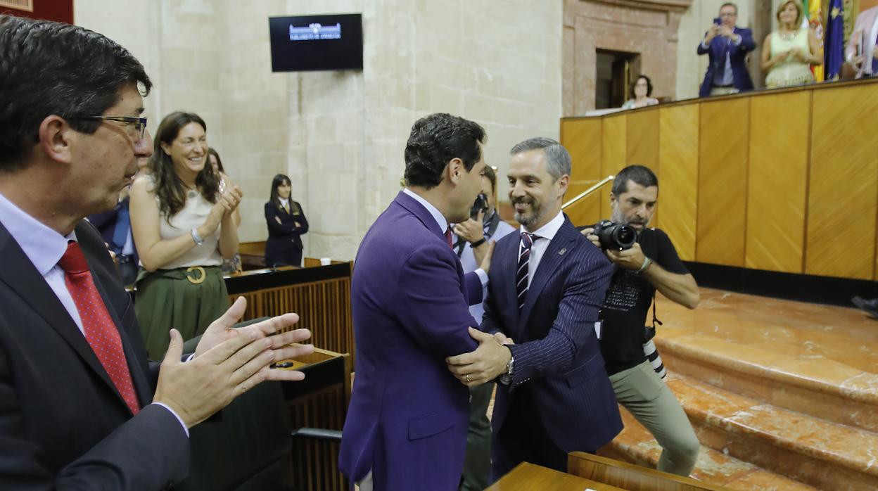 El presidente andaluz, Juanma Moreno, felicita a Juan Bravo tras la aprobación del Presupuesto 2020 en el Parlamento andaluz