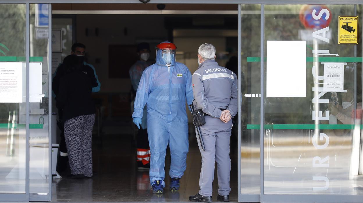 Un profesional sanitario sale, con su equipo de protección, de las Urgencias del Reina Sofía de Córdoba