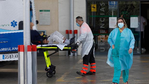 Los hospitales andaluces frenan su actividad para centrarse en atender casos Covid