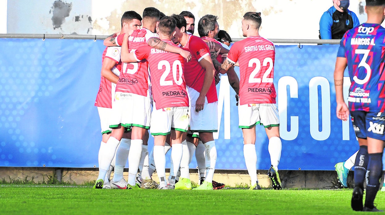 Los jugadores del Córdoba CF celebran un gol y la victoria ante el Yeclano a domicilio en la jornada 2