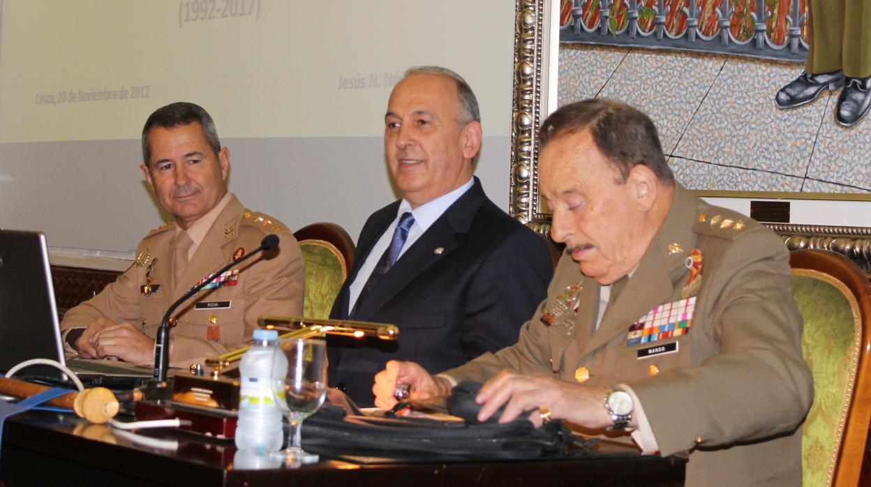 El coronel Jesús Núñez, en el centro, durante una conferencia