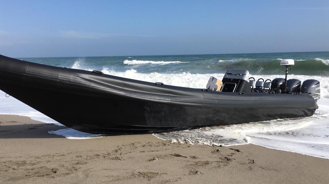 Imagen de la narcolancha intervenida este jueves en una playa de San Roque