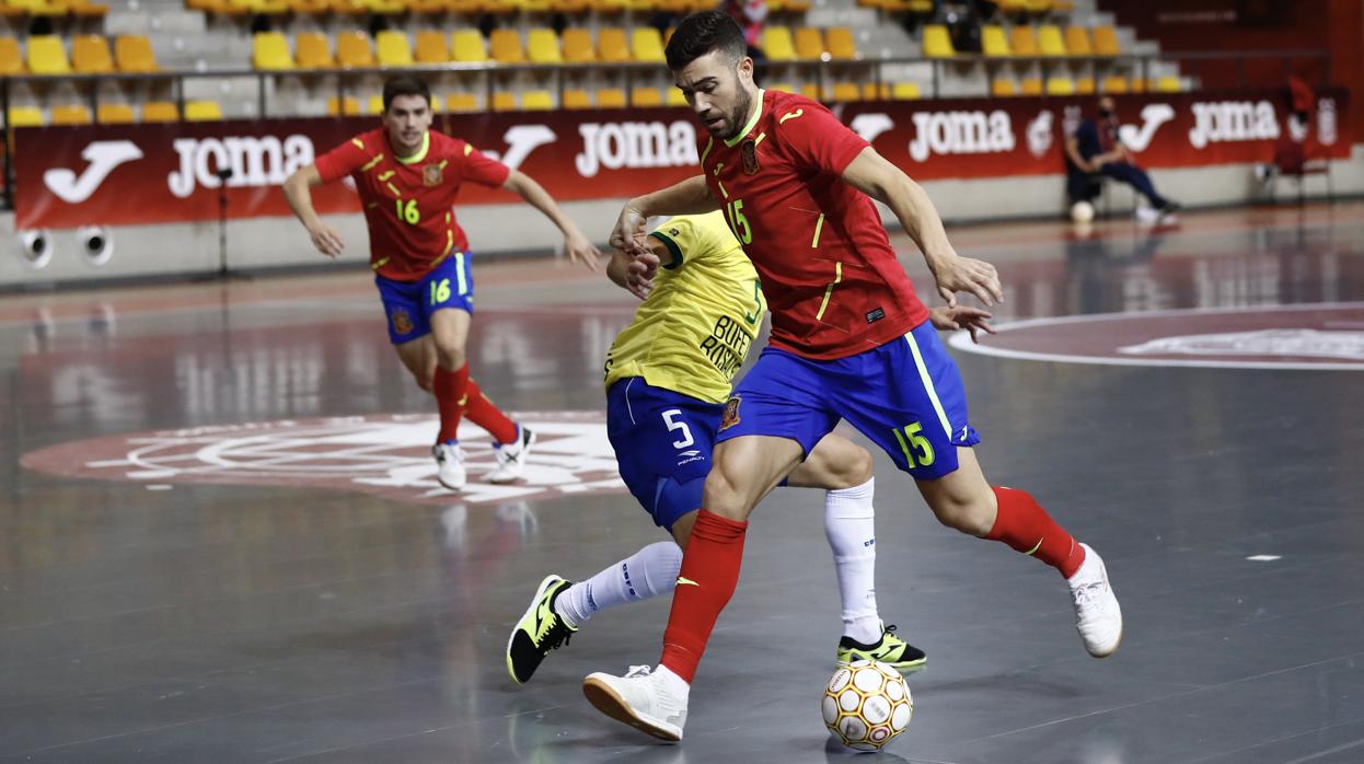 El pívot del Córdoba Patrimonio Alberto Saura conduce el balón en su debut con España ante Brasil