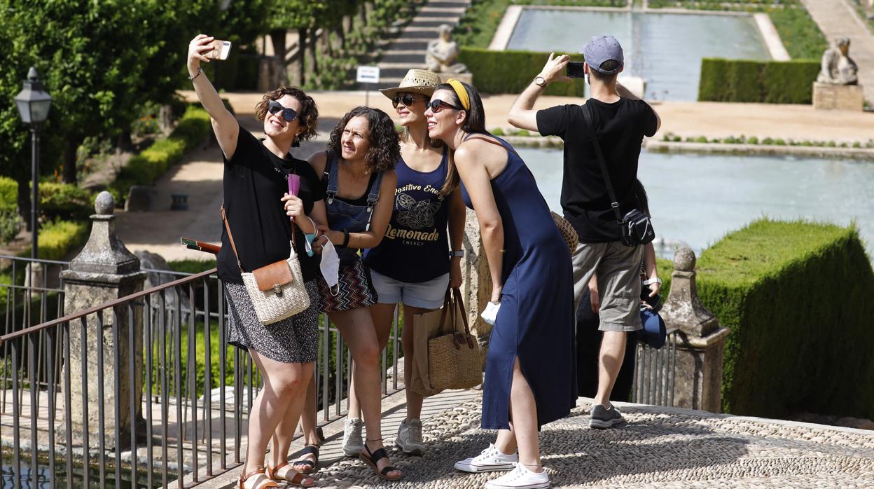 Un grupo de turistas en los Jardines del Alcázar de los Reyes Cristianos de Córdoba