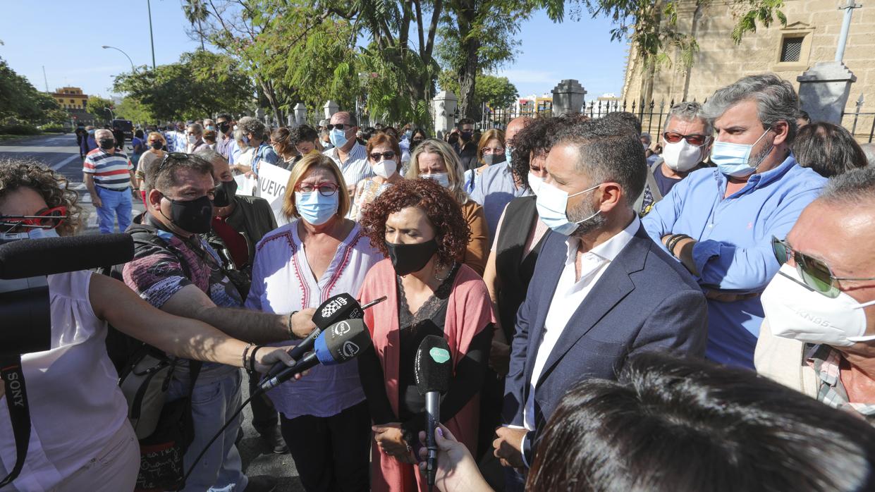 La alcaldesa de San Bartolomé atiende a los medios en una manifestación sobre la sanidad a las puertas del Parlamento de Andalucía