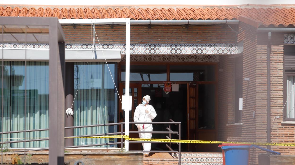 Una trabajadora, en el exterior de una residencia de ancianos de Córdoba