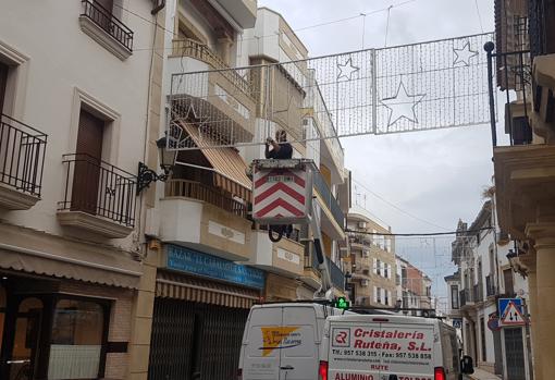 Un operario coloca luces en el Centro de Aguilar de la Frontera