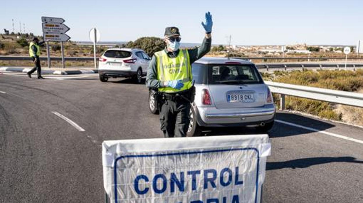 Agentes de la Guardia Civil en un control