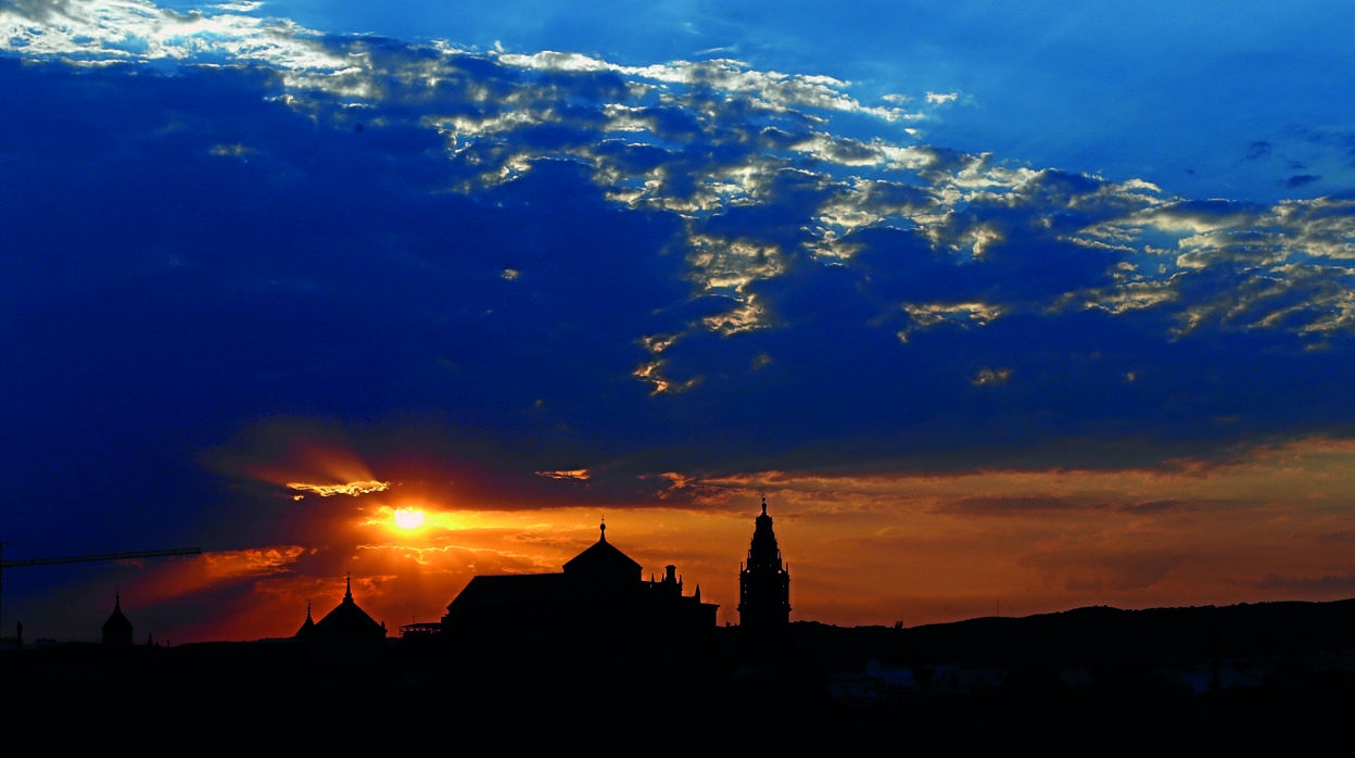 Una estampa de la Mezquita-Catedral de Córdoba al atardeder