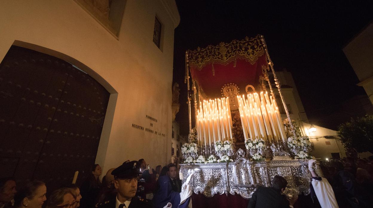 La Virgen del Amor, por su barrio de San Basilio un Miércoles Santo