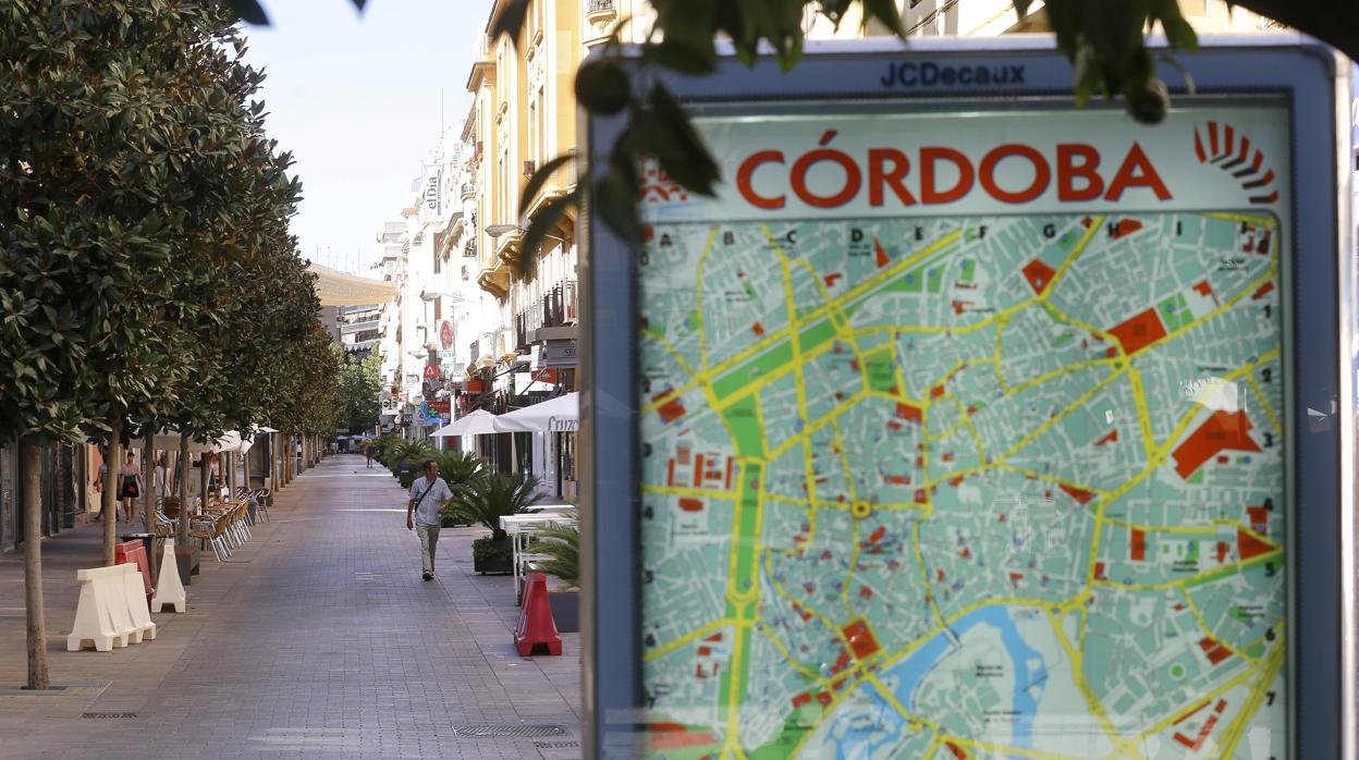 Aspecto casi desértico de la céntrica calle Cruz Conde en Córdoba con un callejero urbano en primer término