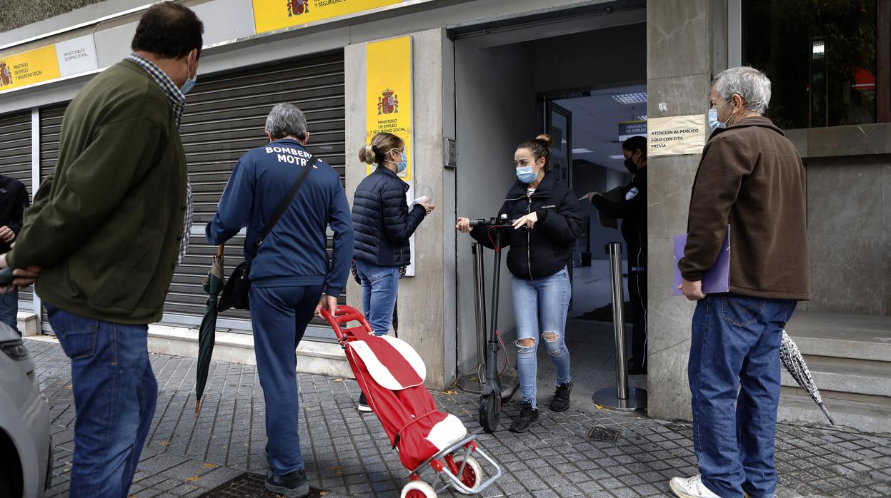 Entrada a la oficina de empleo de la plaza de Colón de Córdoba