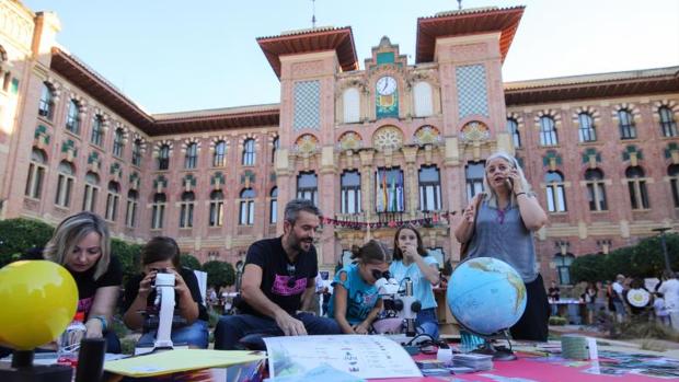 La Universidad de Córdoba te lleva la cena y un científico hasta tu casa