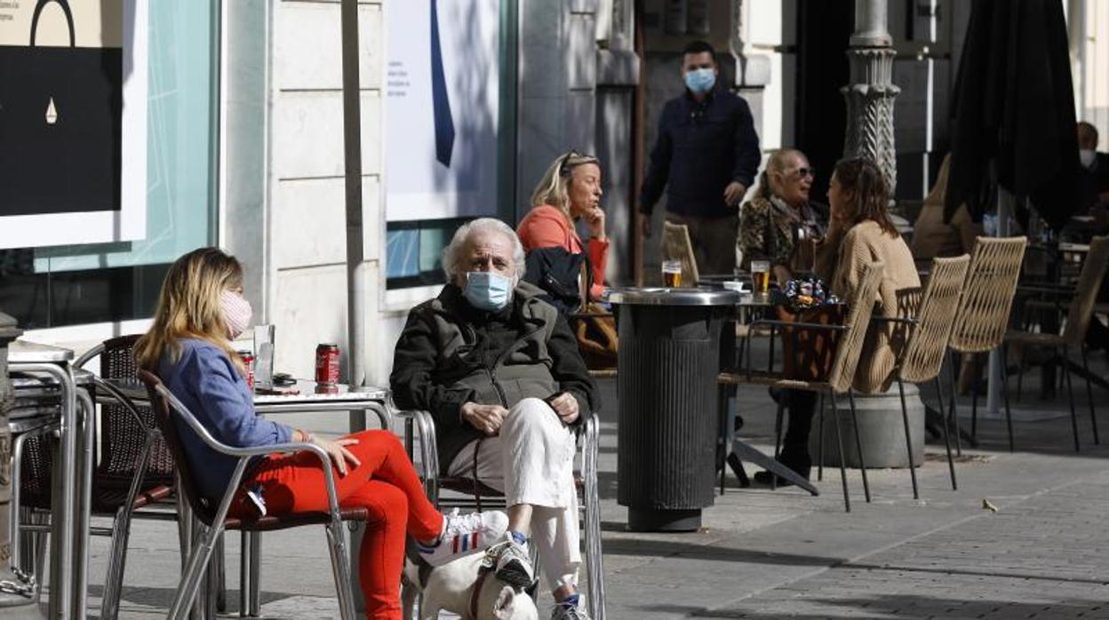 Una terraza en Córdoba capital a finales de octubre