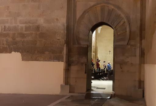 Feligreses en la iglesia de San Miguel en la eucaristía de la tarde este martes