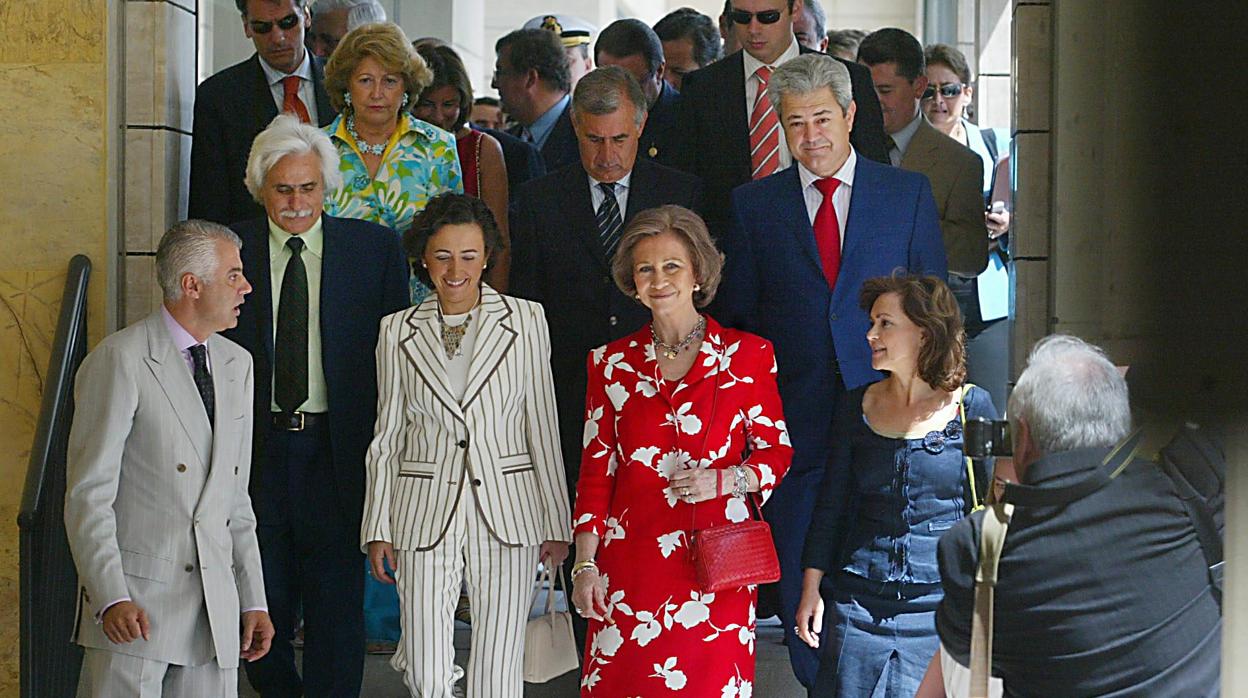 La reina, entre Rosa Aguilar y Carmen Calvo en el día inaugural del polo joyero